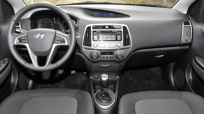 Γεροδεμένο και με «σφιχτή» συναρμογή το εσωτερικό του Hyundai i20, το οποίο διαθέτει μια συγκρατημένη αισθητική.